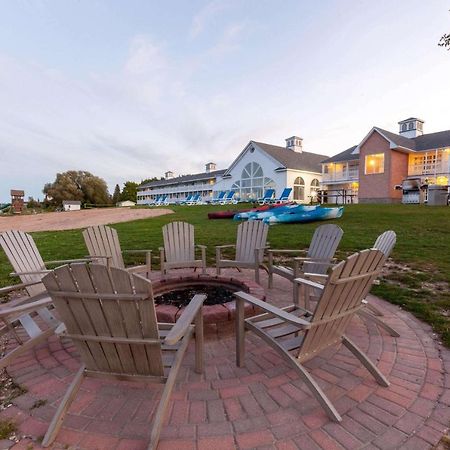 Baymont By Wyndham St. Ignace Lakefront Exterior photo