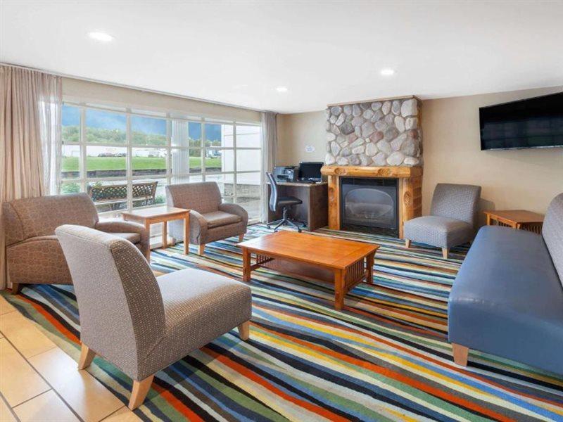 Baymont By Wyndham St. Ignace Lakefront Exterior photo