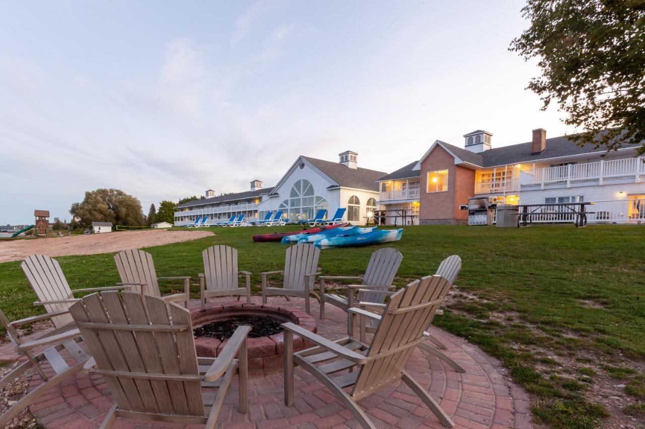 Baymont By Wyndham St. Ignace Lakefront Exterior photo