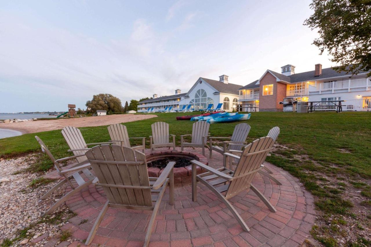 Baymont By Wyndham St. Ignace Lakefront Exterior photo