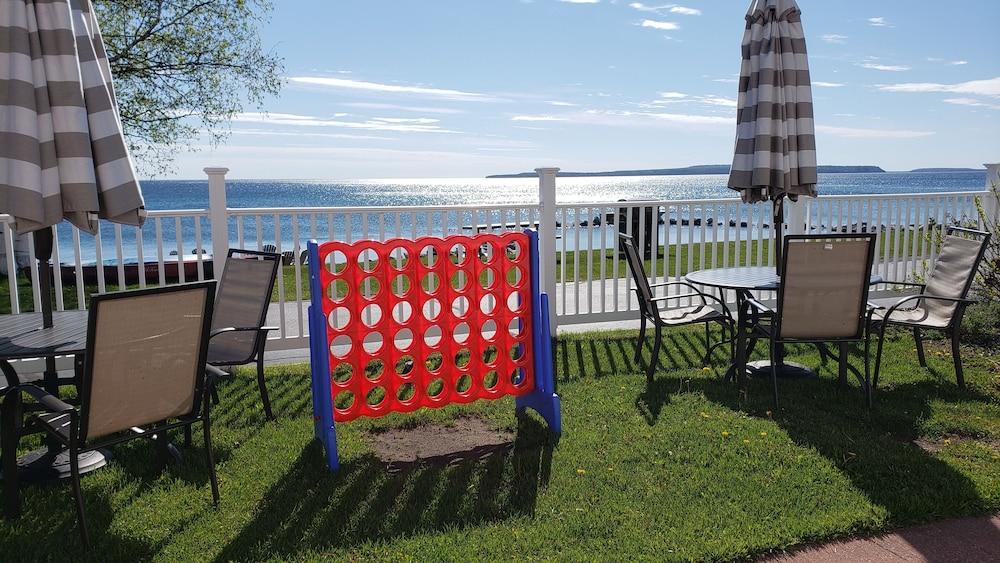 Baymont By Wyndham St. Ignace Lakefront Exterior photo