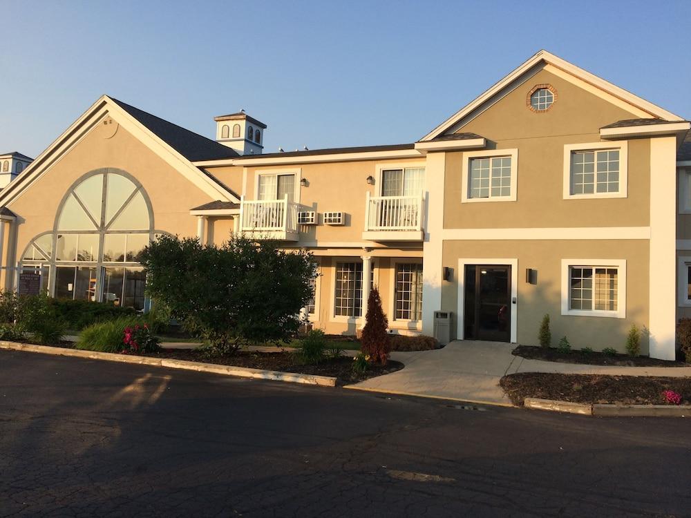 Baymont By Wyndham St. Ignace Lakefront Exterior photo