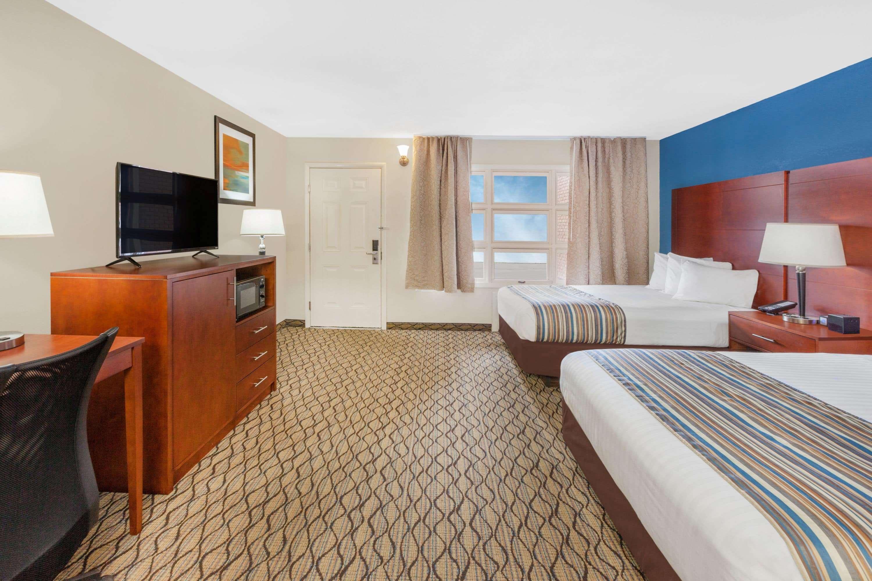 Baymont By Wyndham St. Ignace Lakefront Exterior photo