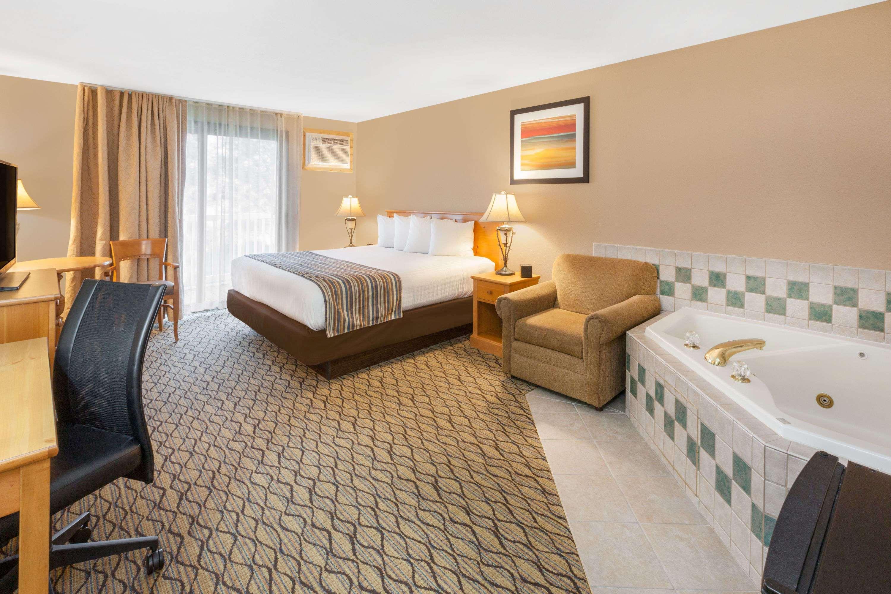 Baymont By Wyndham St. Ignace Lakefront Exterior photo