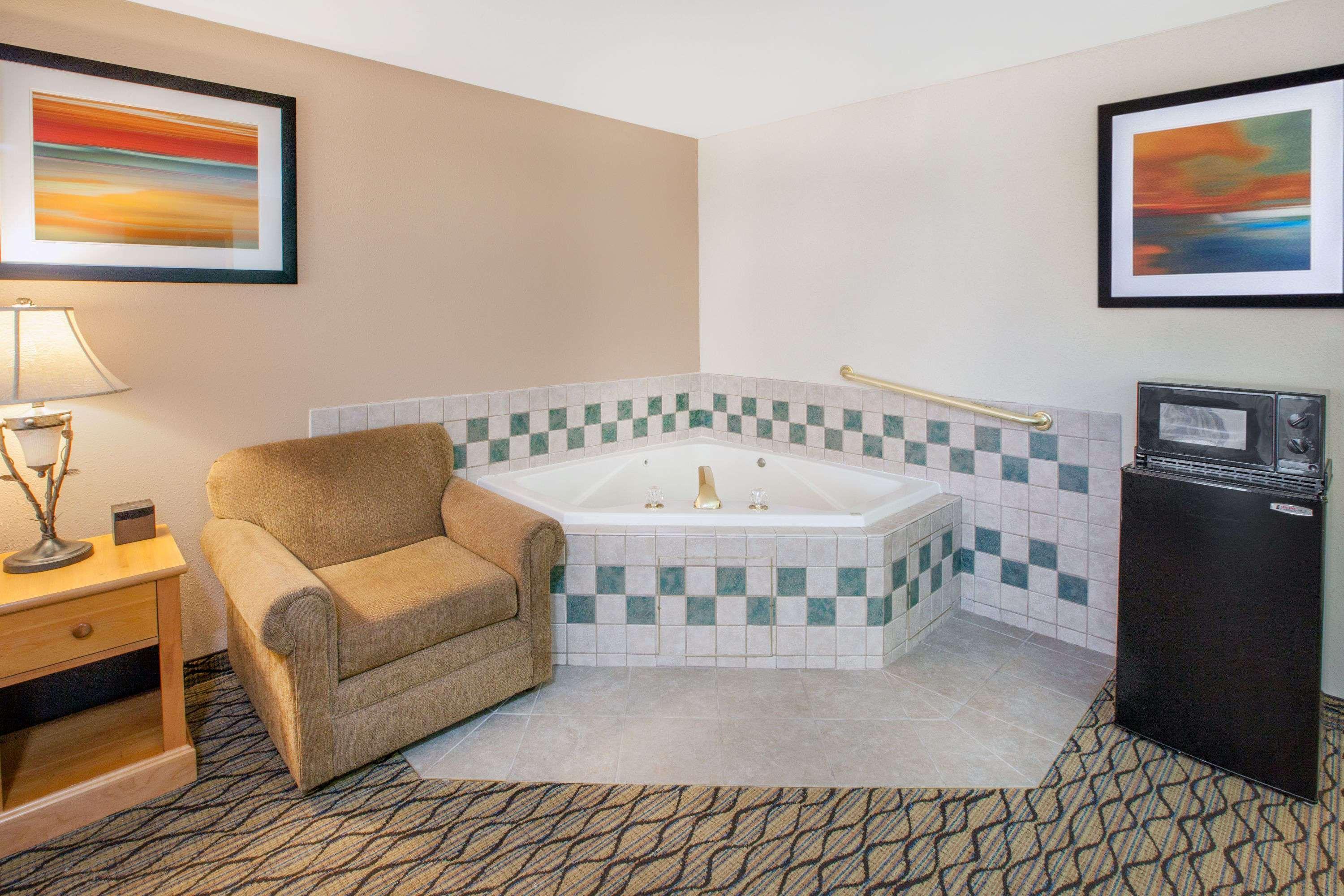Baymont By Wyndham St. Ignace Lakefront Exterior photo