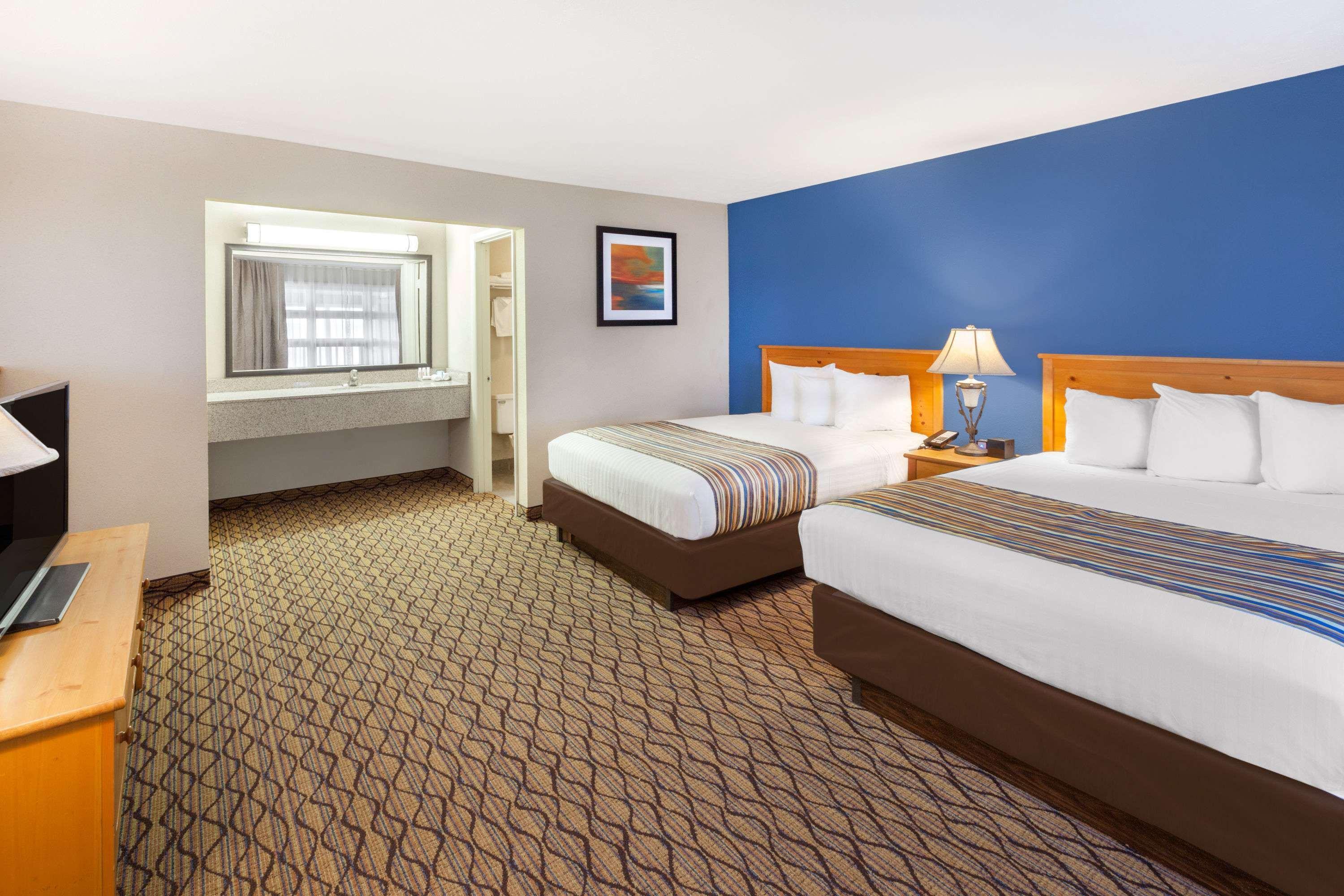 Baymont By Wyndham St. Ignace Lakefront Exterior photo