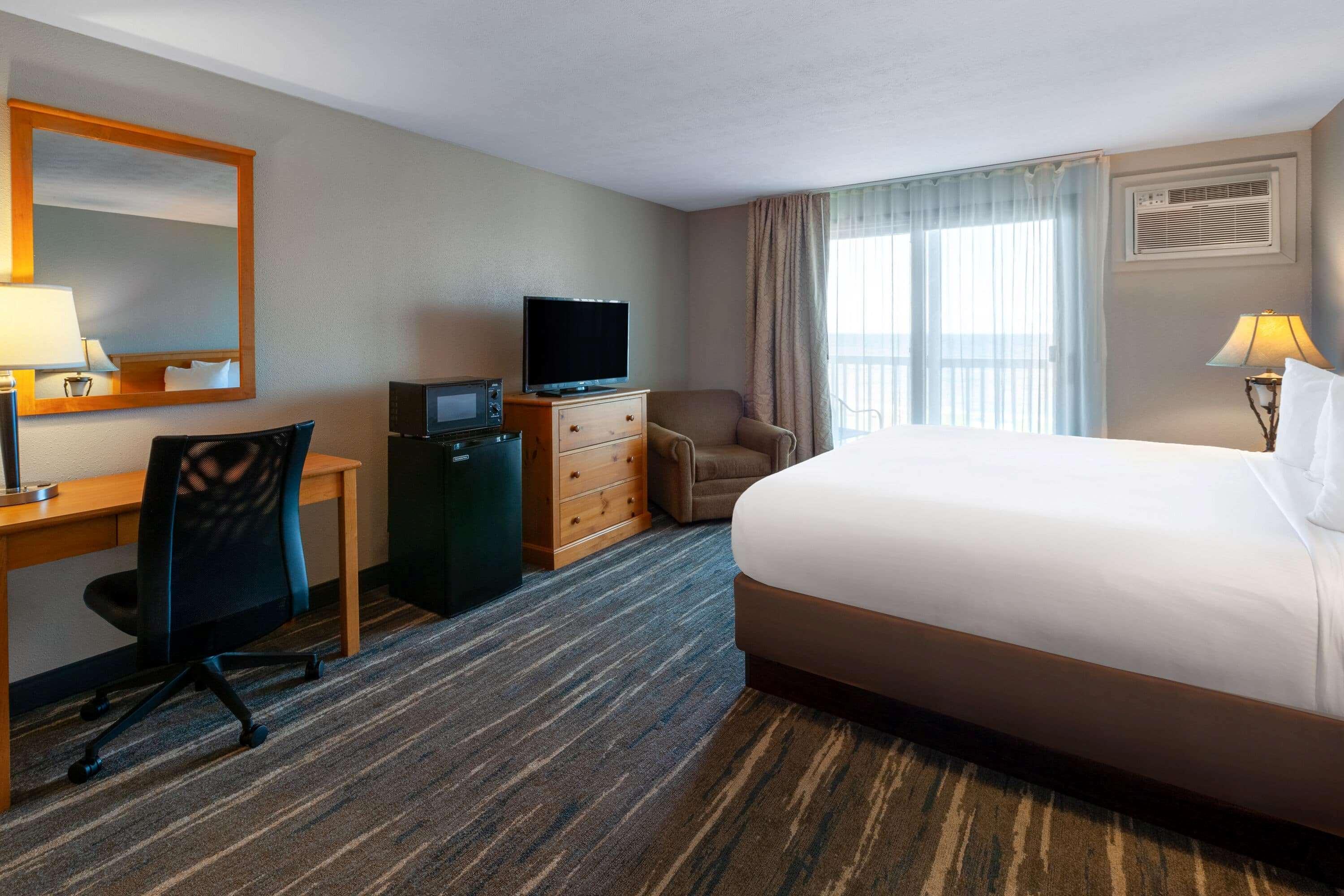 Baymont By Wyndham St. Ignace Lakefront Exterior photo
