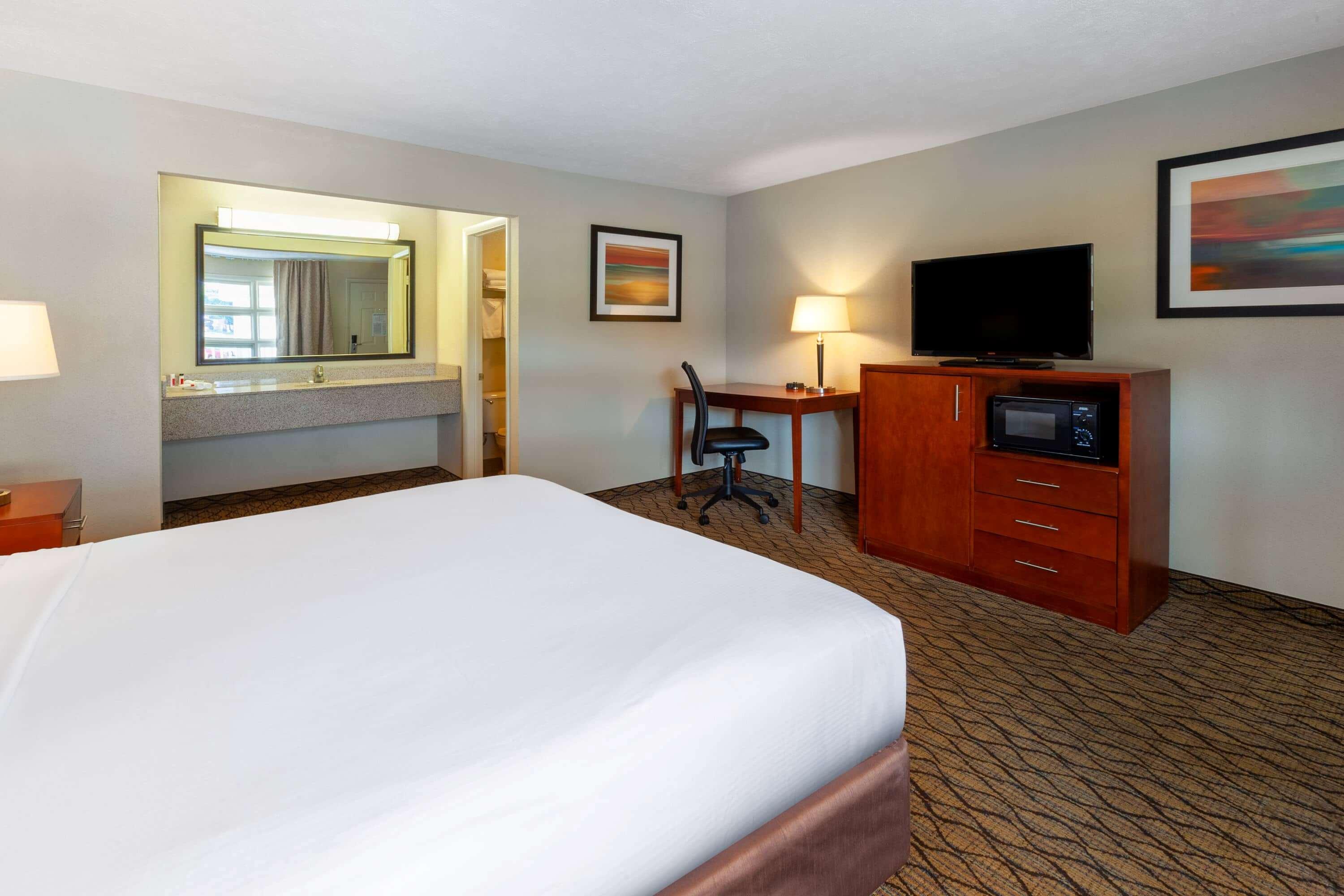 Baymont By Wyndham St. Ignace Lakefront Exterior photo