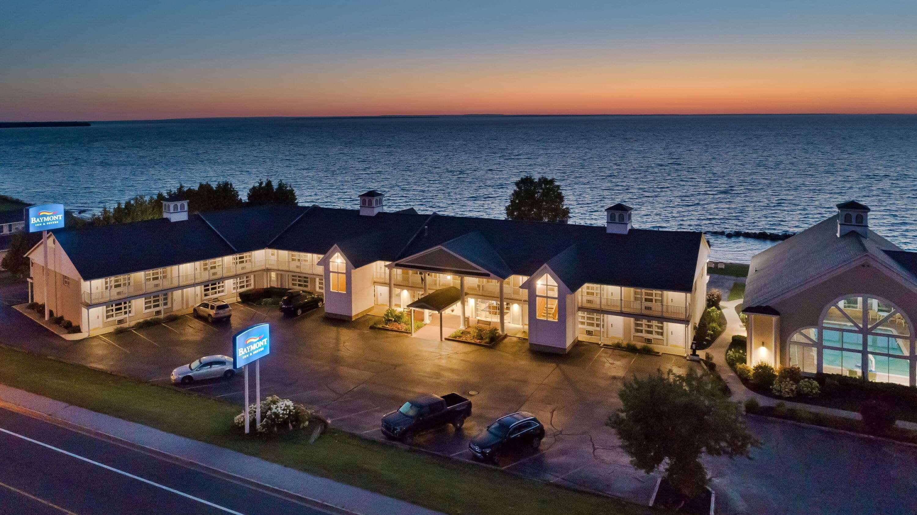 Baymont By Wyndham St. Ignace Lakefront Exterior photo