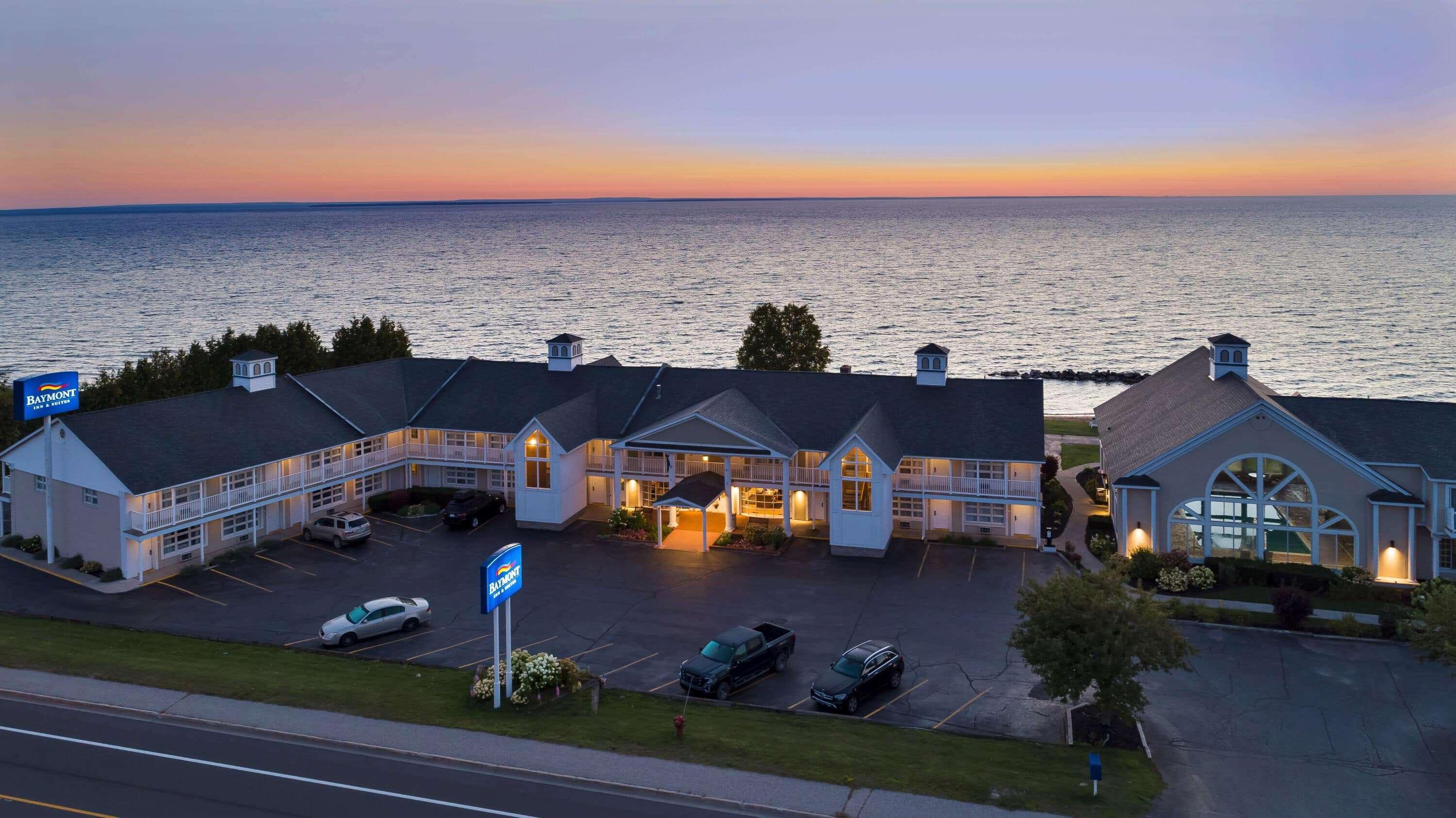 Baymont By Wyndham St. Ignace Lakefront Exterior photo