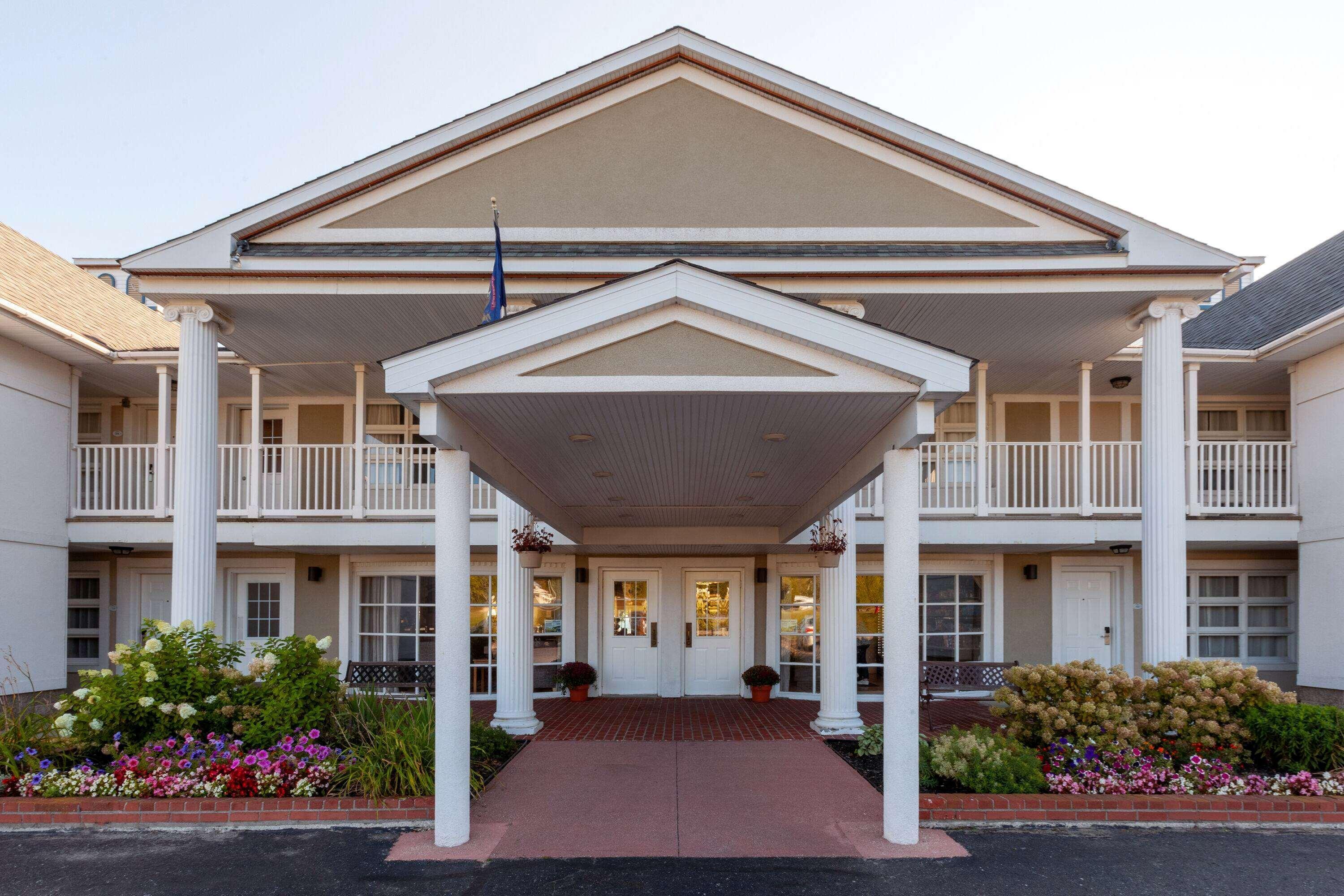 Baymont By Wyndham St. Ignace Lakefront Exterior photo