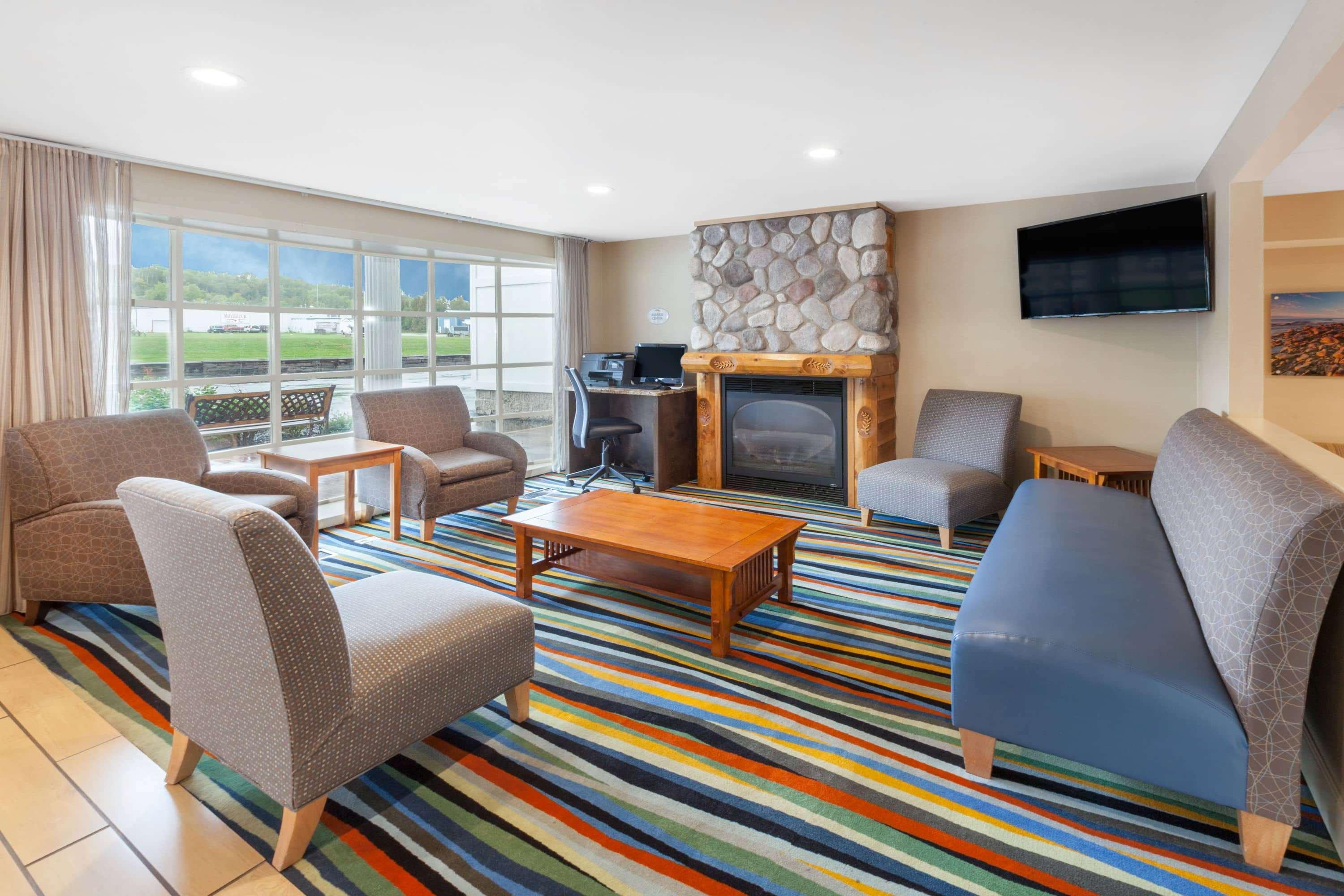 Baymont By Wyndham St. Ignace Lakefront Exterior photo
