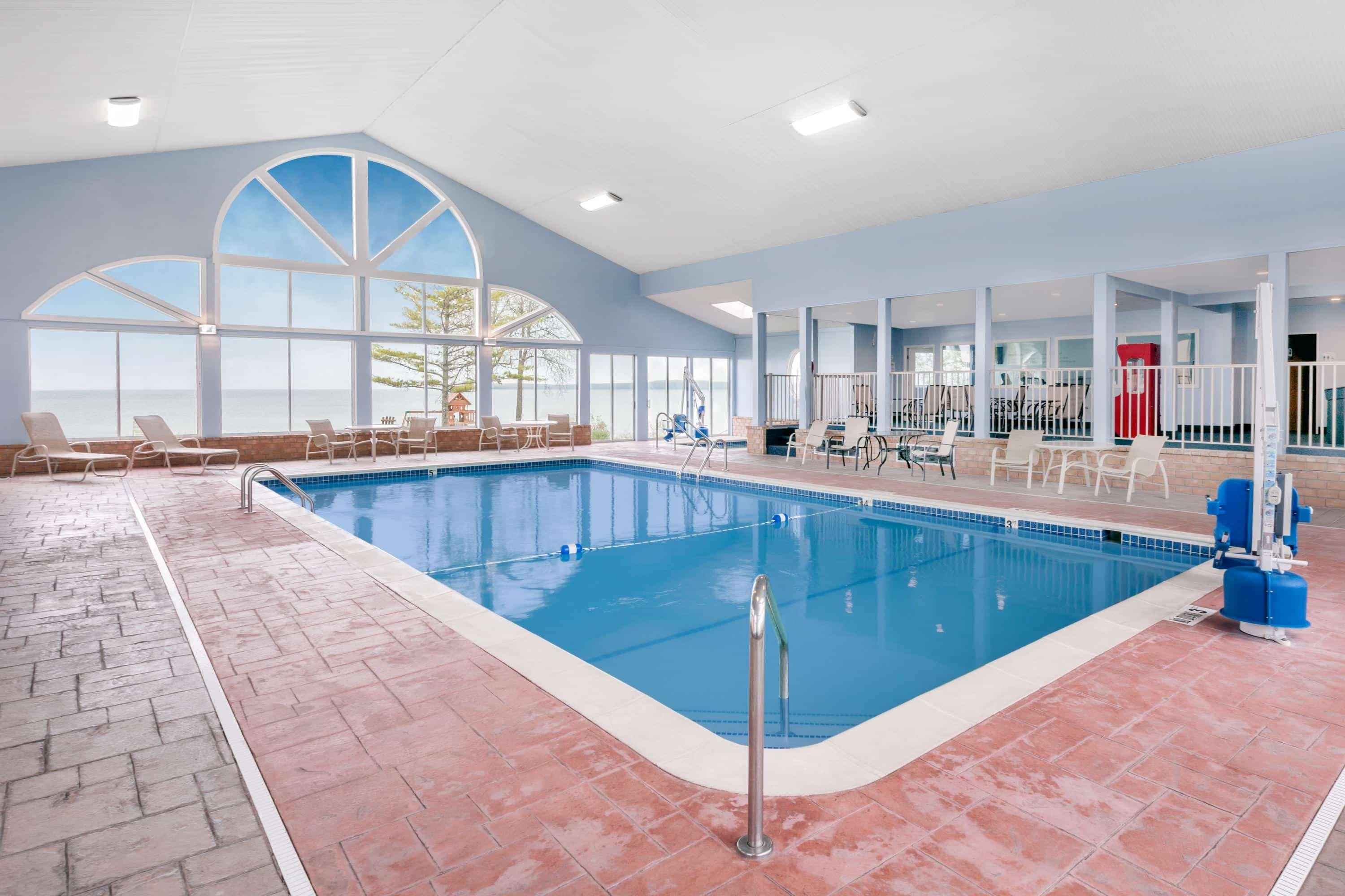 Baymont By Wyndham St. Ignace Lakefront Exterior photo