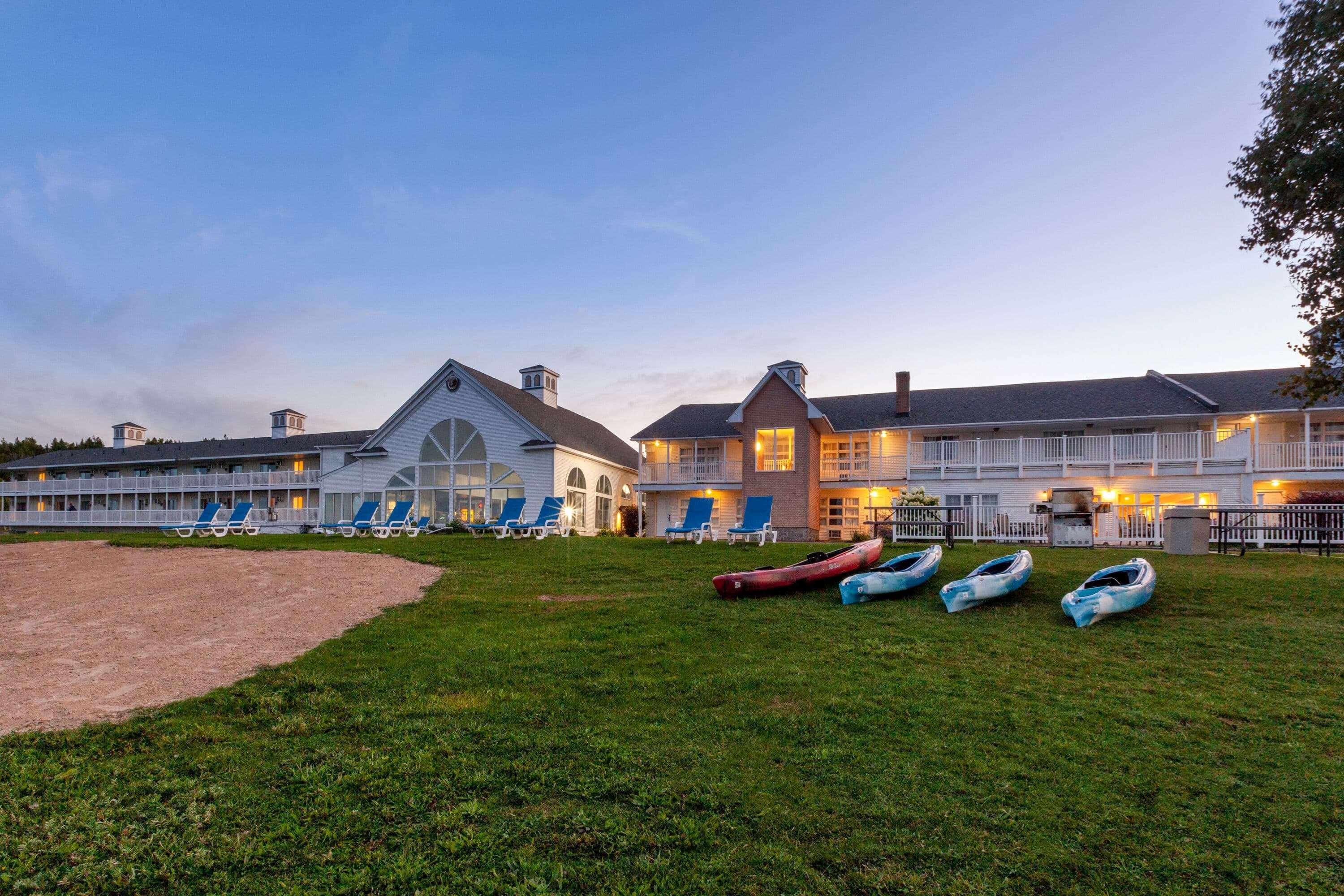 Baymont By Wyndham St. Ignace Lakefront Exterior photo