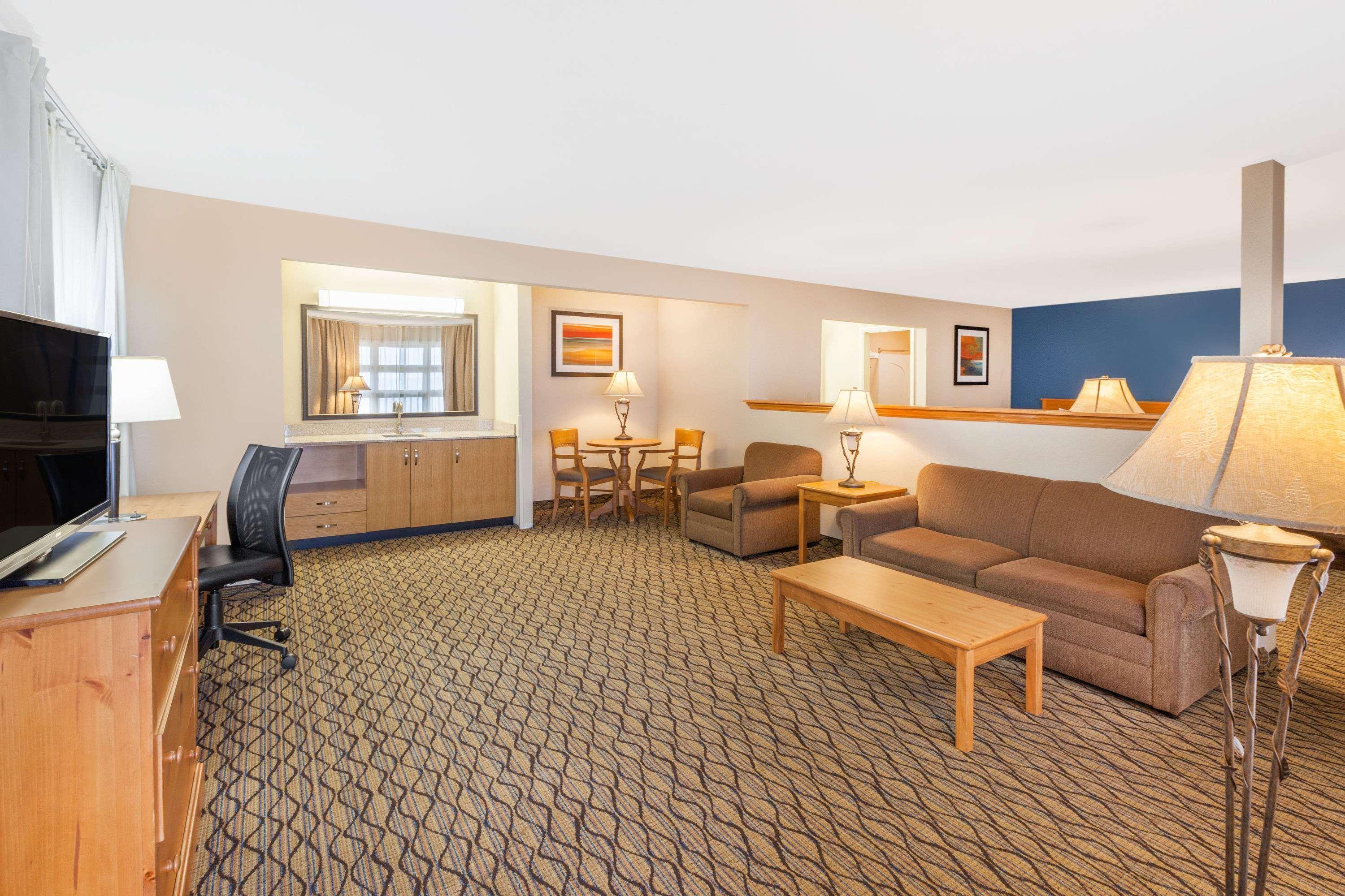 Baymont By Wyndham St. Ignace Lakefront Exterior photo
