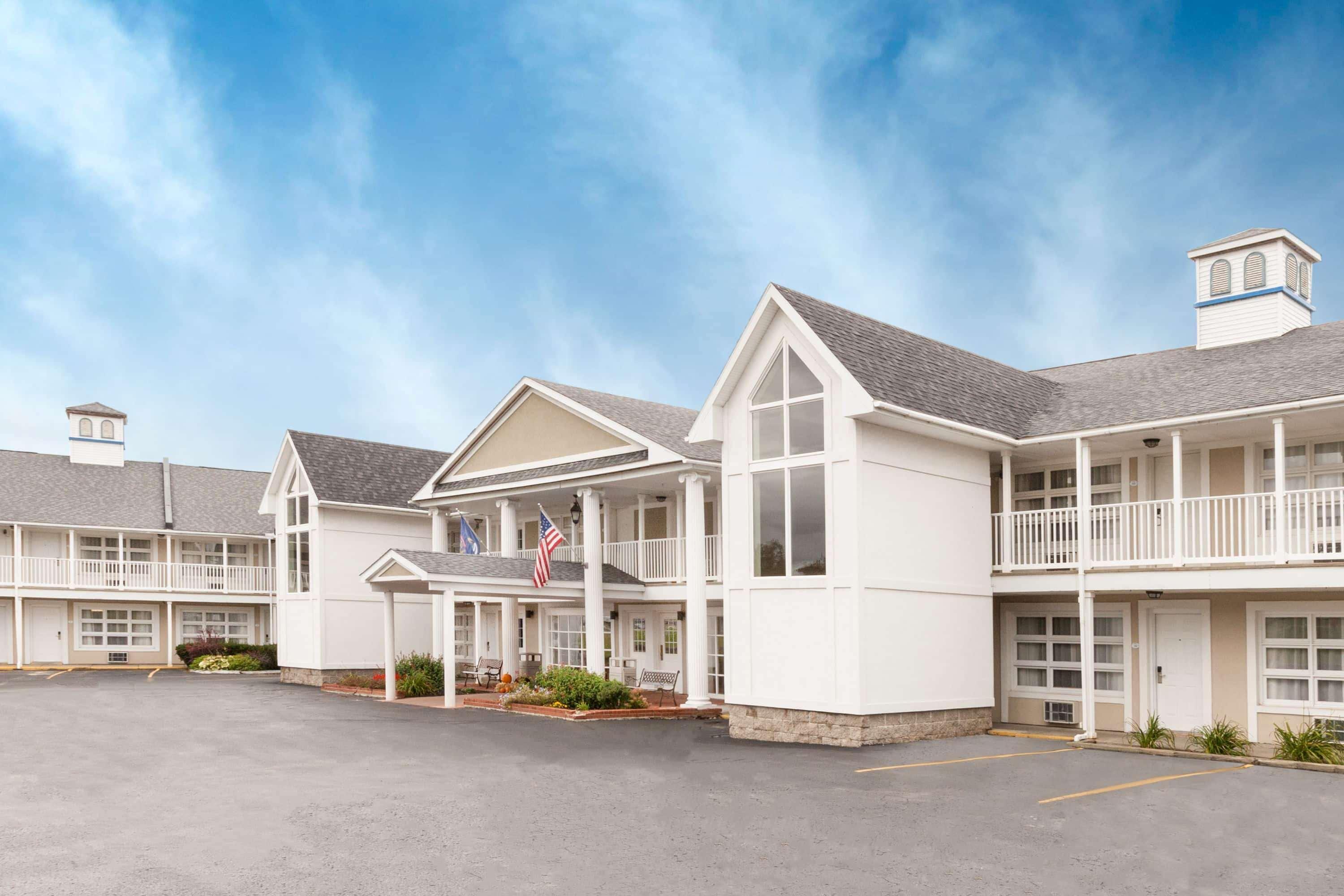 Baymont By Wyndham St. Ignace Lakefront Exterior photo