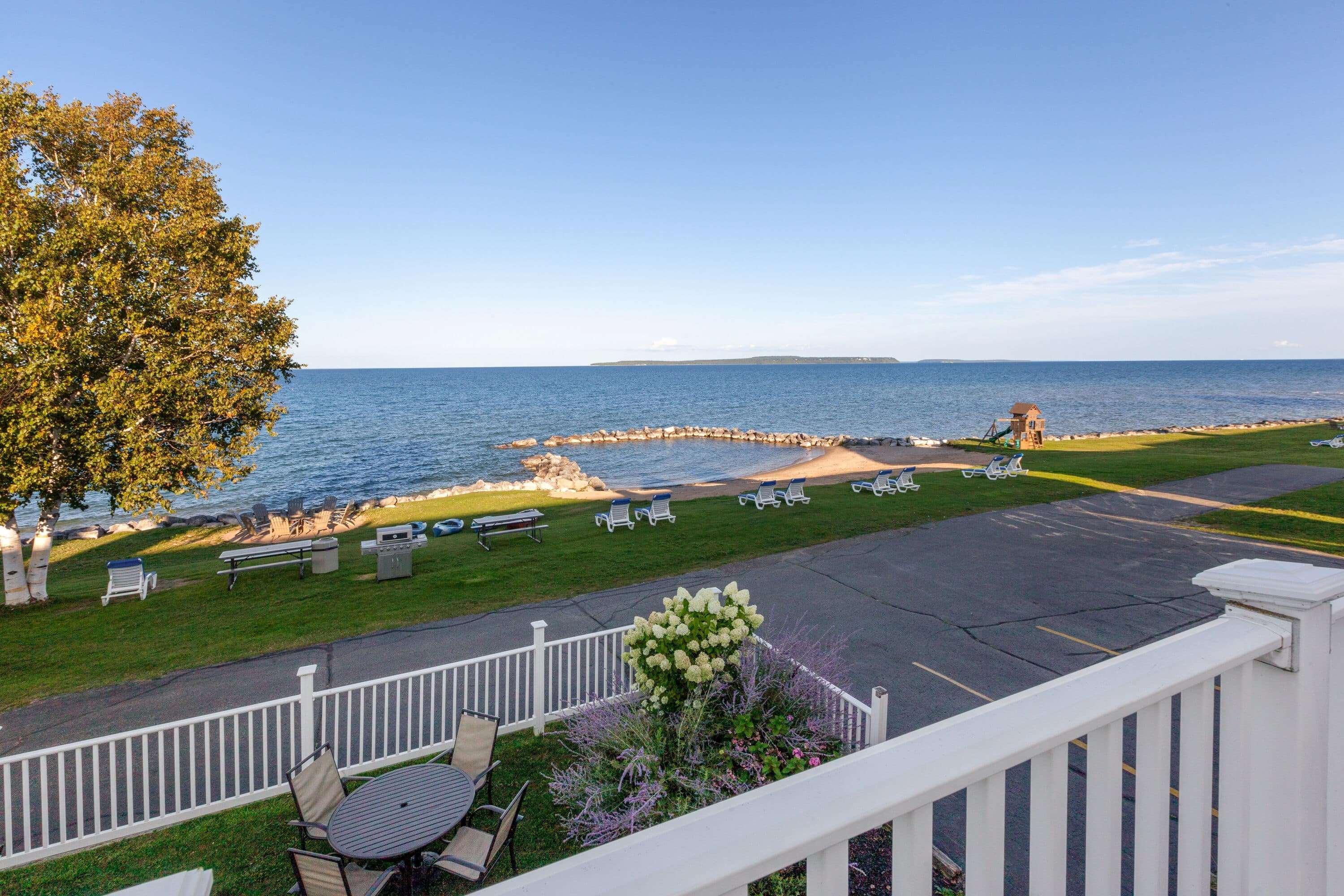 Baymont By Wyndham St. Ignace Lakefront Exterior photo
