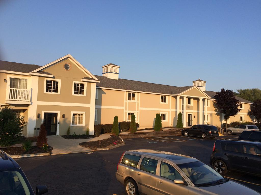 Baymont By Wyndham St. Ignace Lakefront Exterior photo