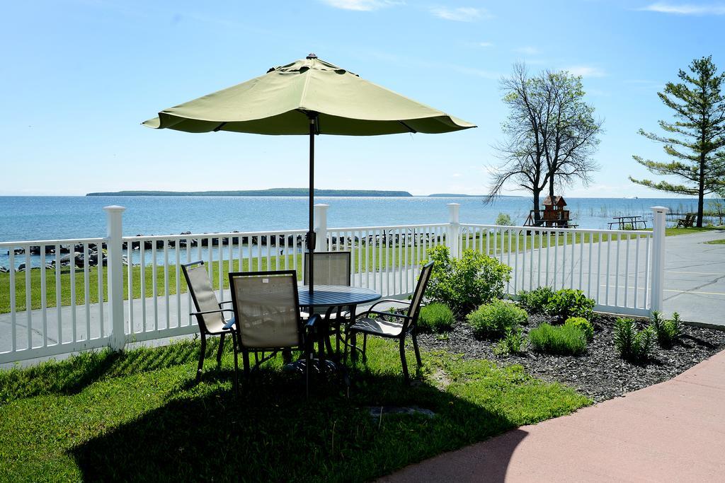 Baymont By Wyndham St. Ignace Lakefront Exterior photo
