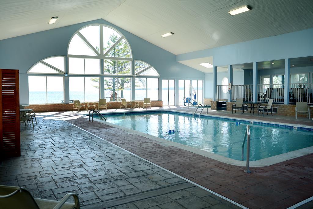 Baymont By Wyndham St. Ignace Lakefront Exterior photo