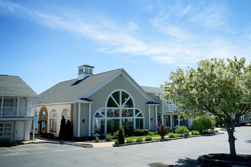 Baymont By Wyndham St. Ignace Lakefront Exterior photo