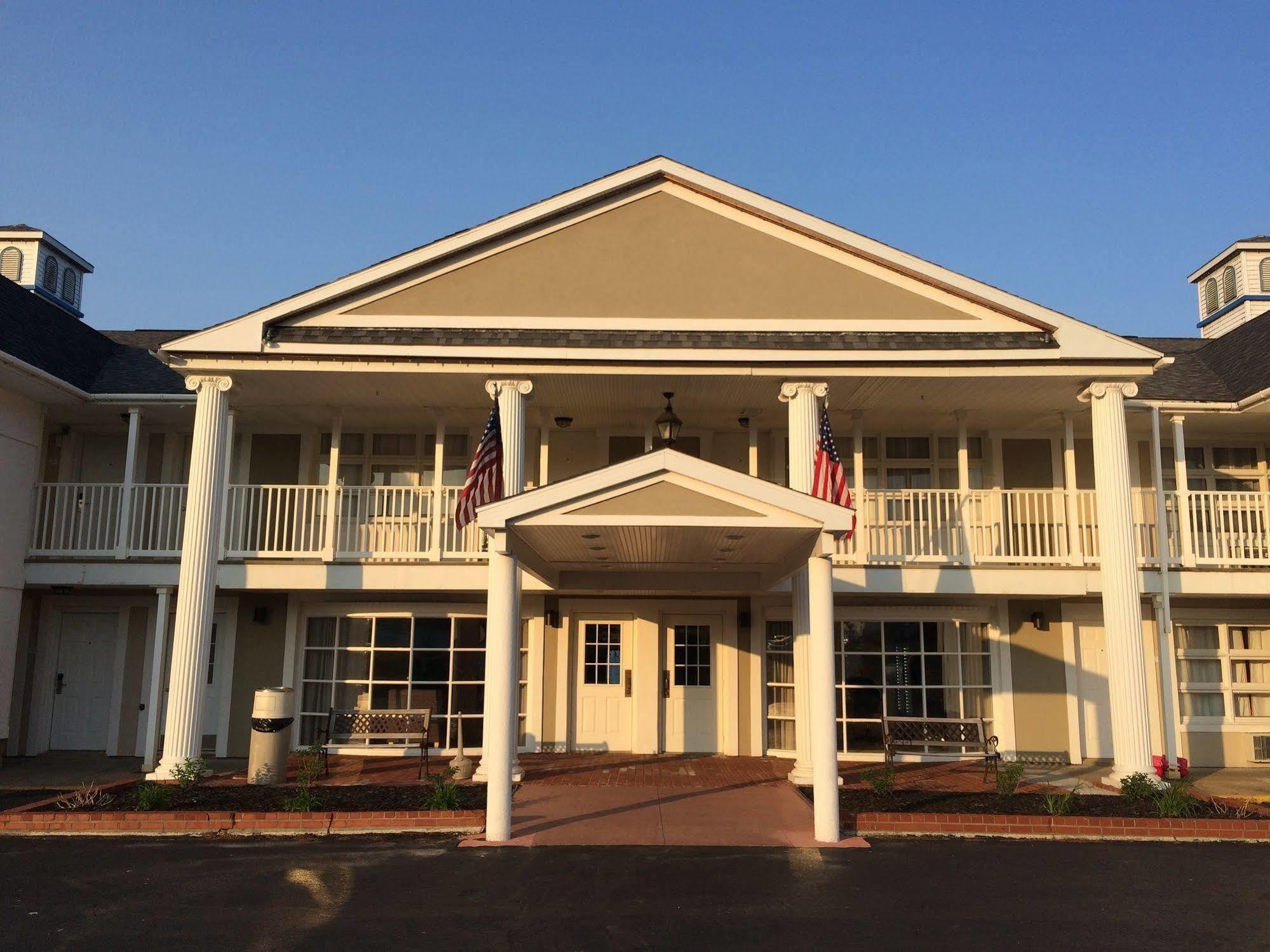 Baymont By Wyndham St. Ignace Lakefront Exterior photo