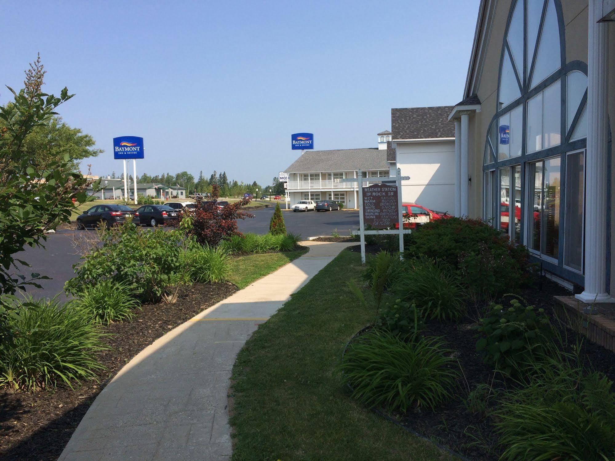 Baymont By Wyndham St. Ignace Lakefront Exterior photo