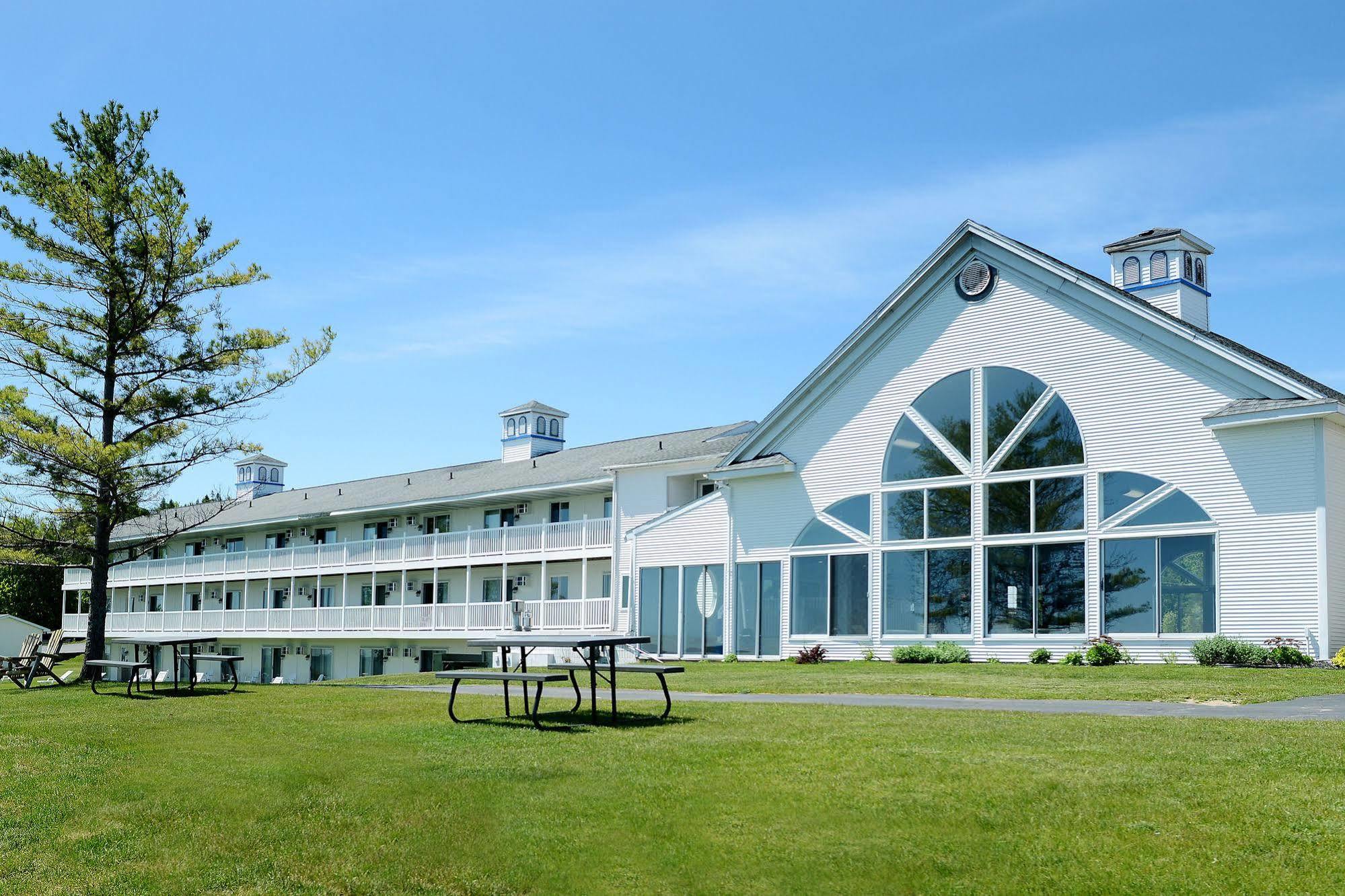 Baymont By Wyndham St. Ignace Lakefront Exterior photo
