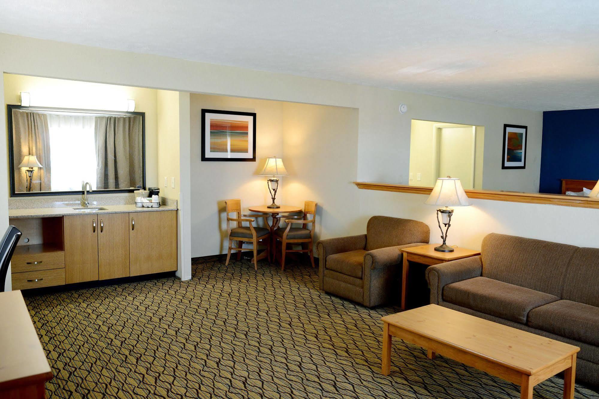 Baymont By Wyndham St. Ignace Lakefront Exterior photo