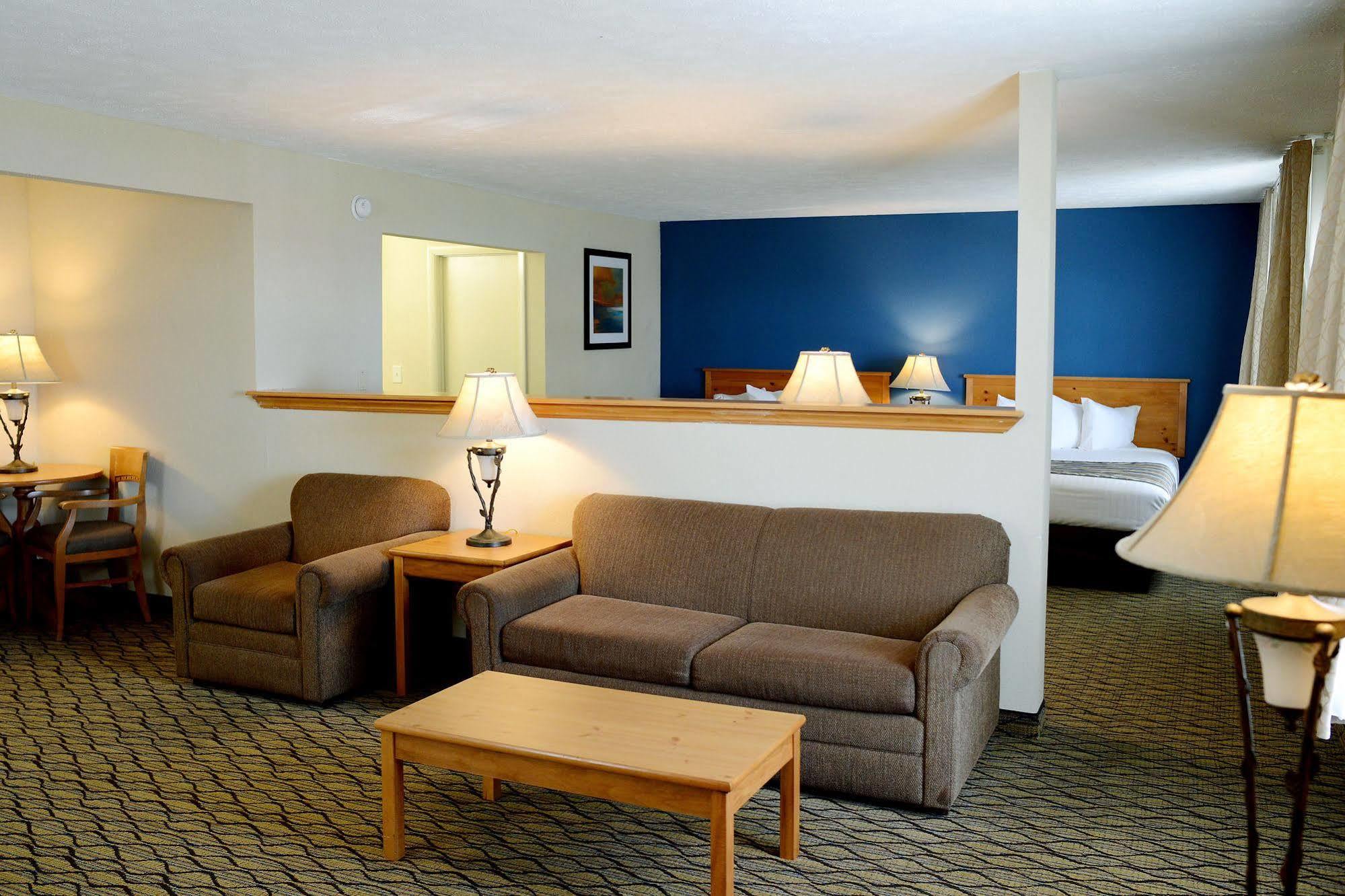 Baymont By Wyndham St. Ignace Lakefront Exterior photo
