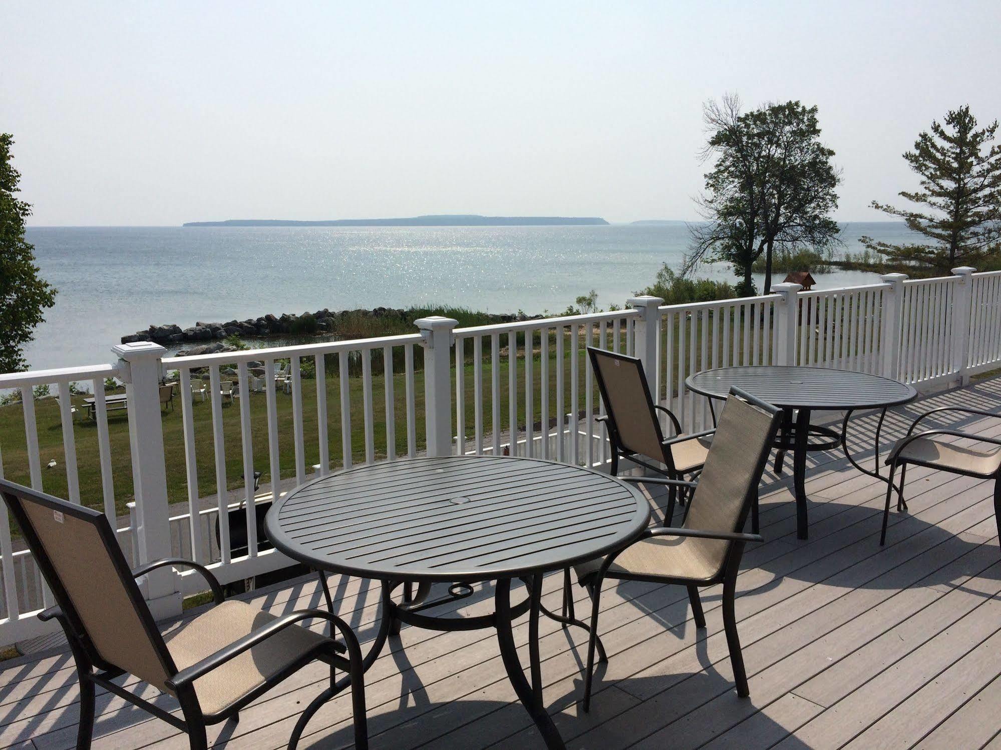 Baymont By Wyndham St. Ignace Lakefront Exterior photo