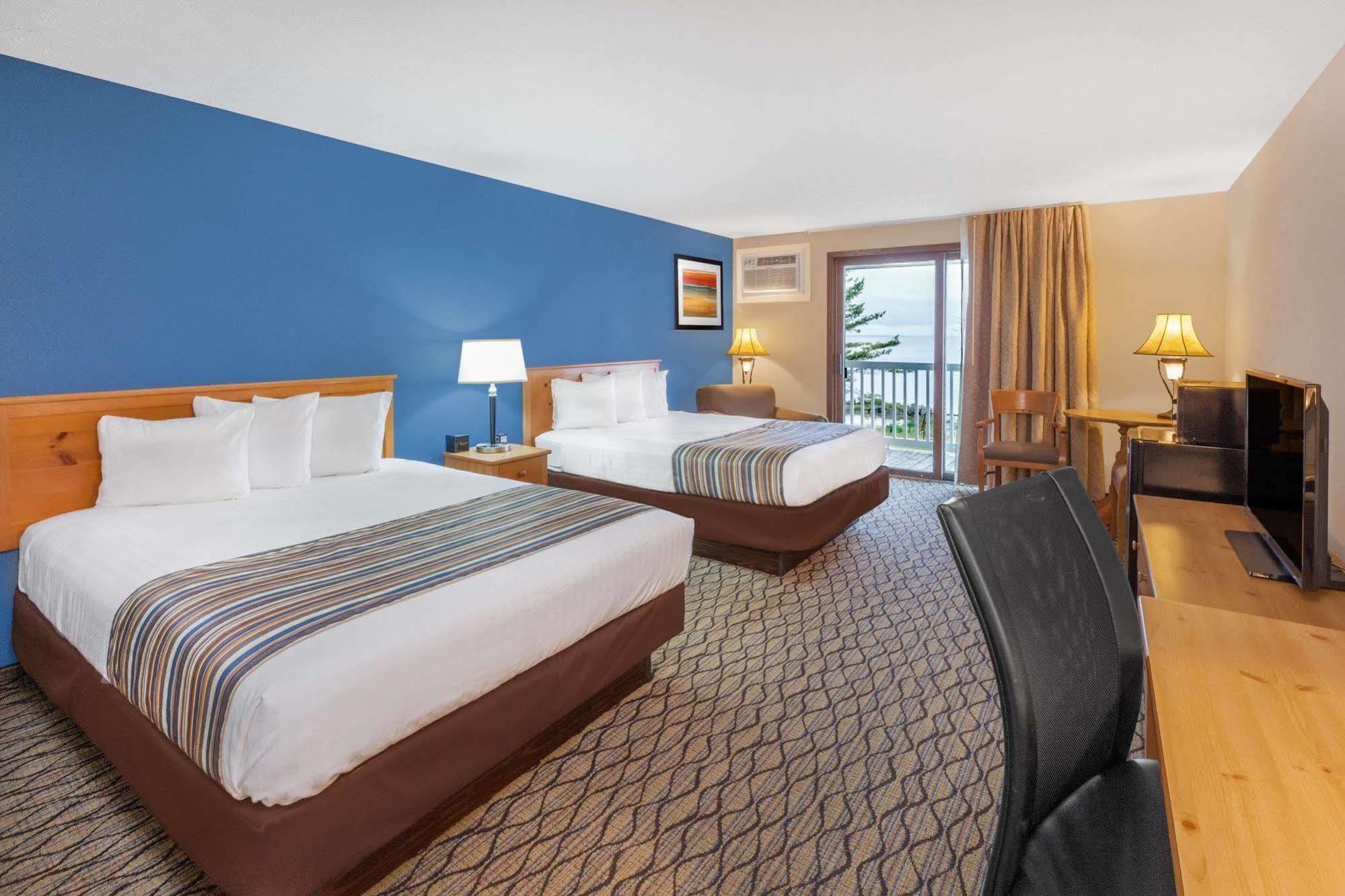 Baymont By Wyndham St. Ignace Lakefront Exterior photo