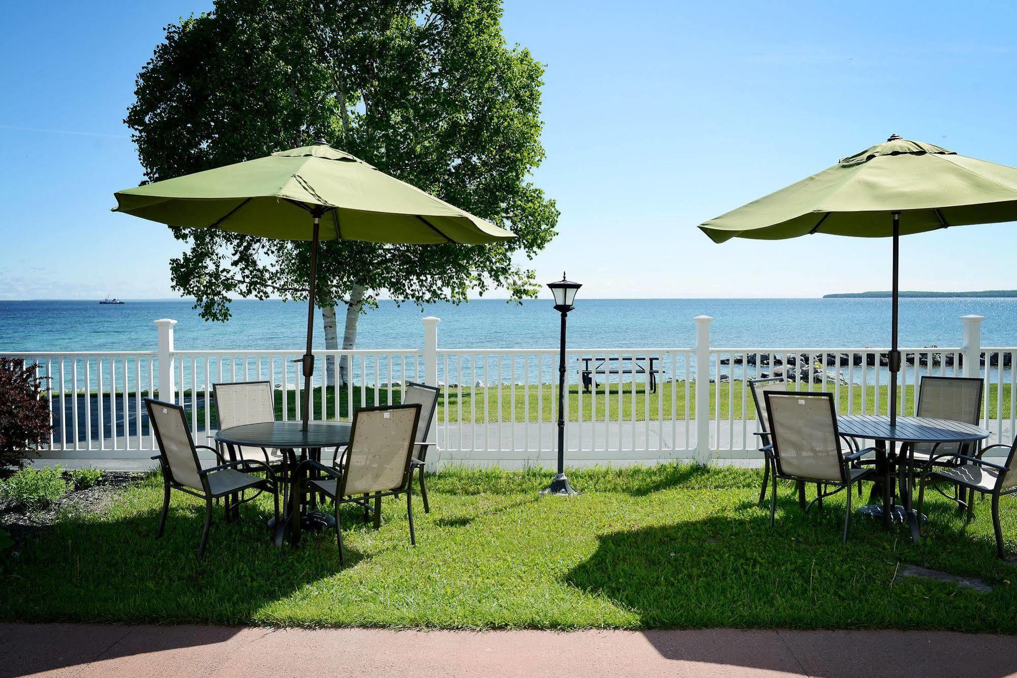 Baymont By Wyndham St. Ignace Lakefront Exterior photo