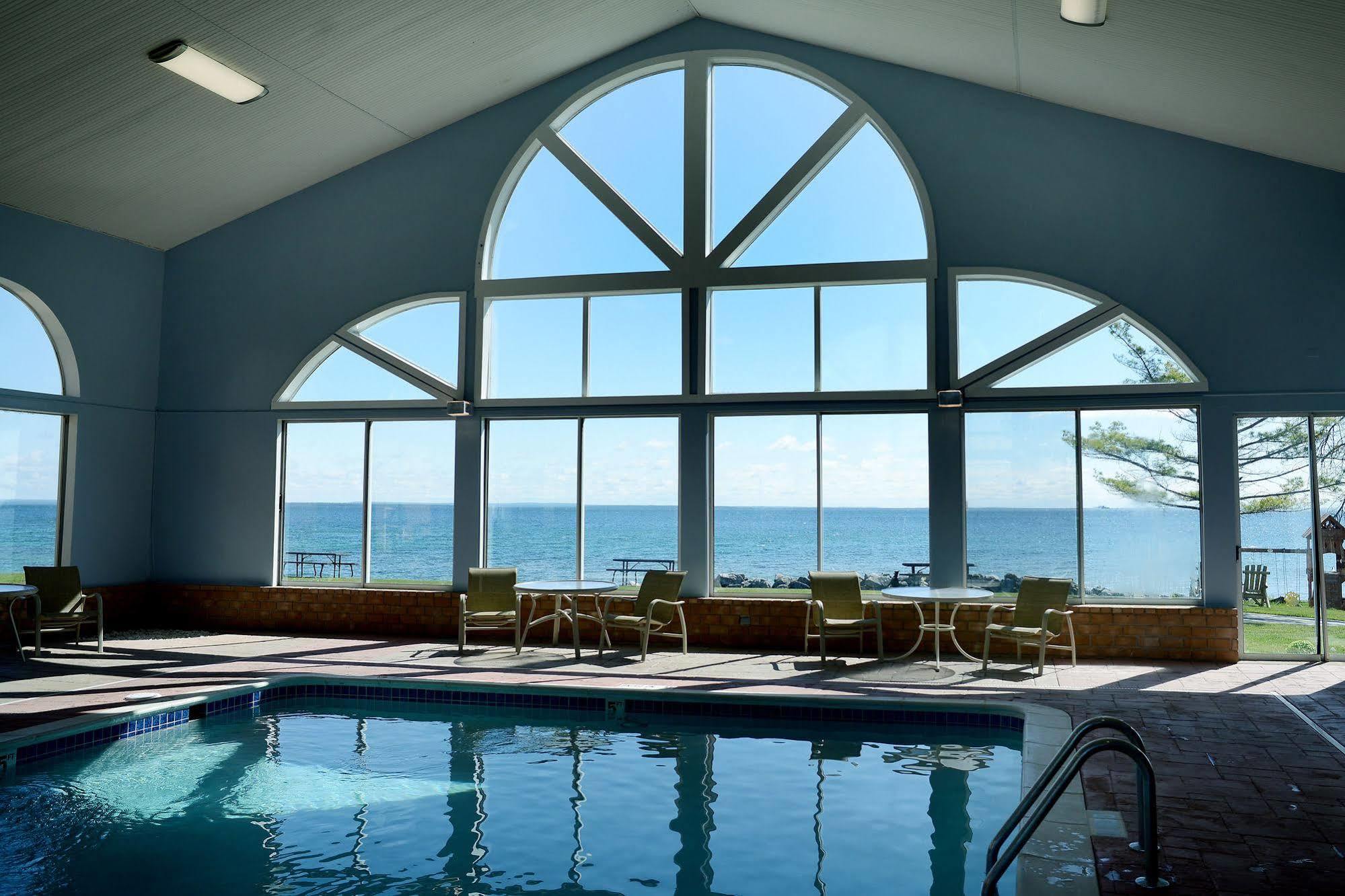 Baymont By Wyndham St. Ignace Lakefront Exterior photo