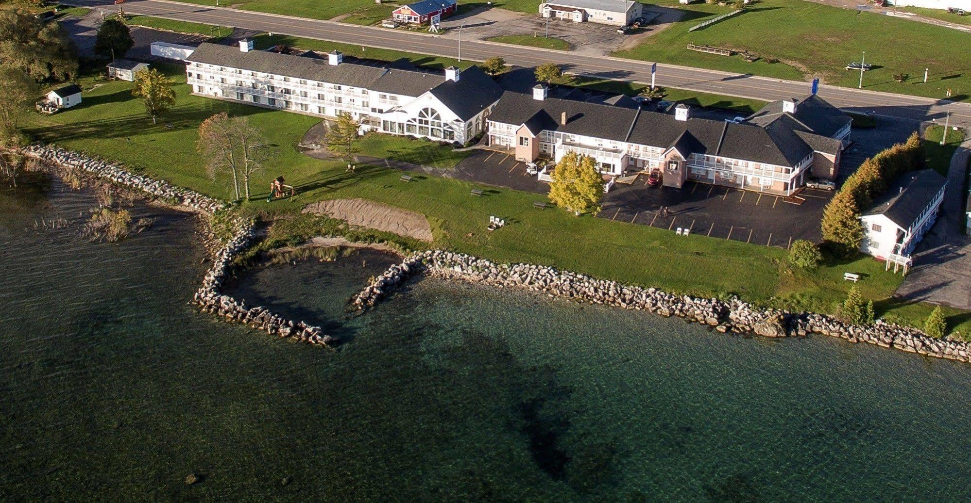 Baymont By Wyndham St. Ignace Lakefront Exterior photo