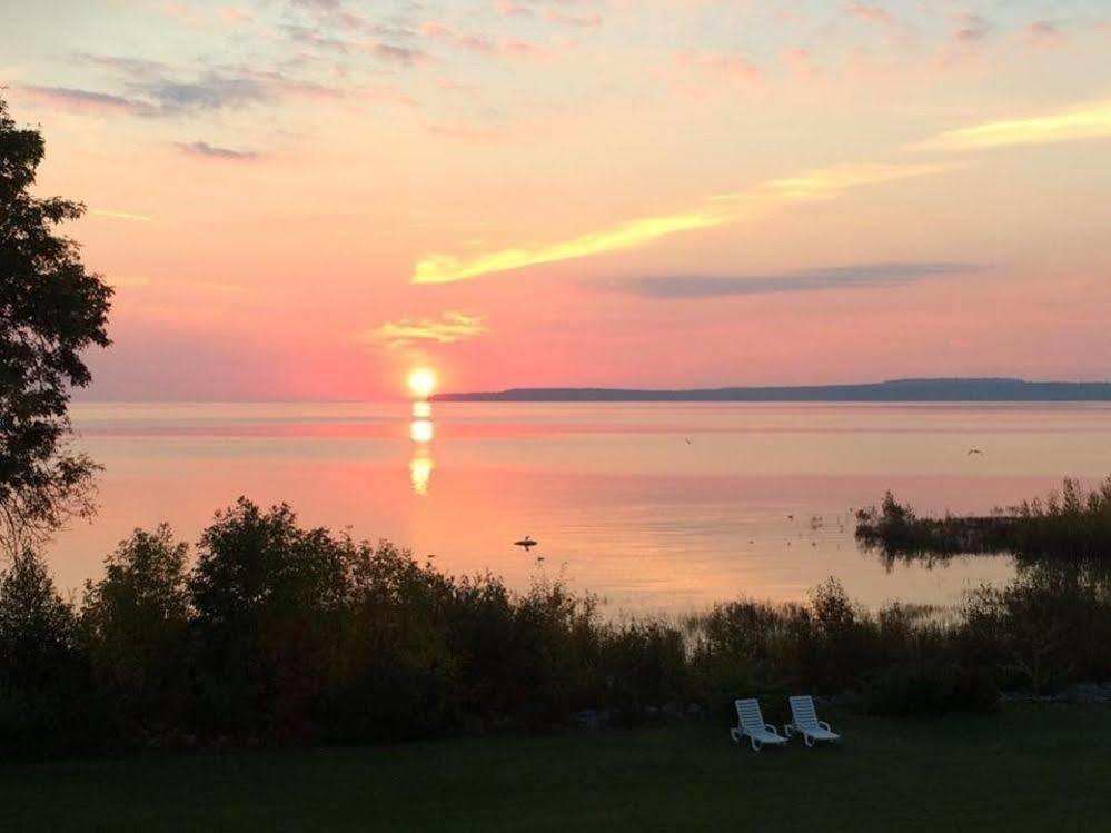 Baymont By Wyndham St. Ignace Lakefront Exterior photo