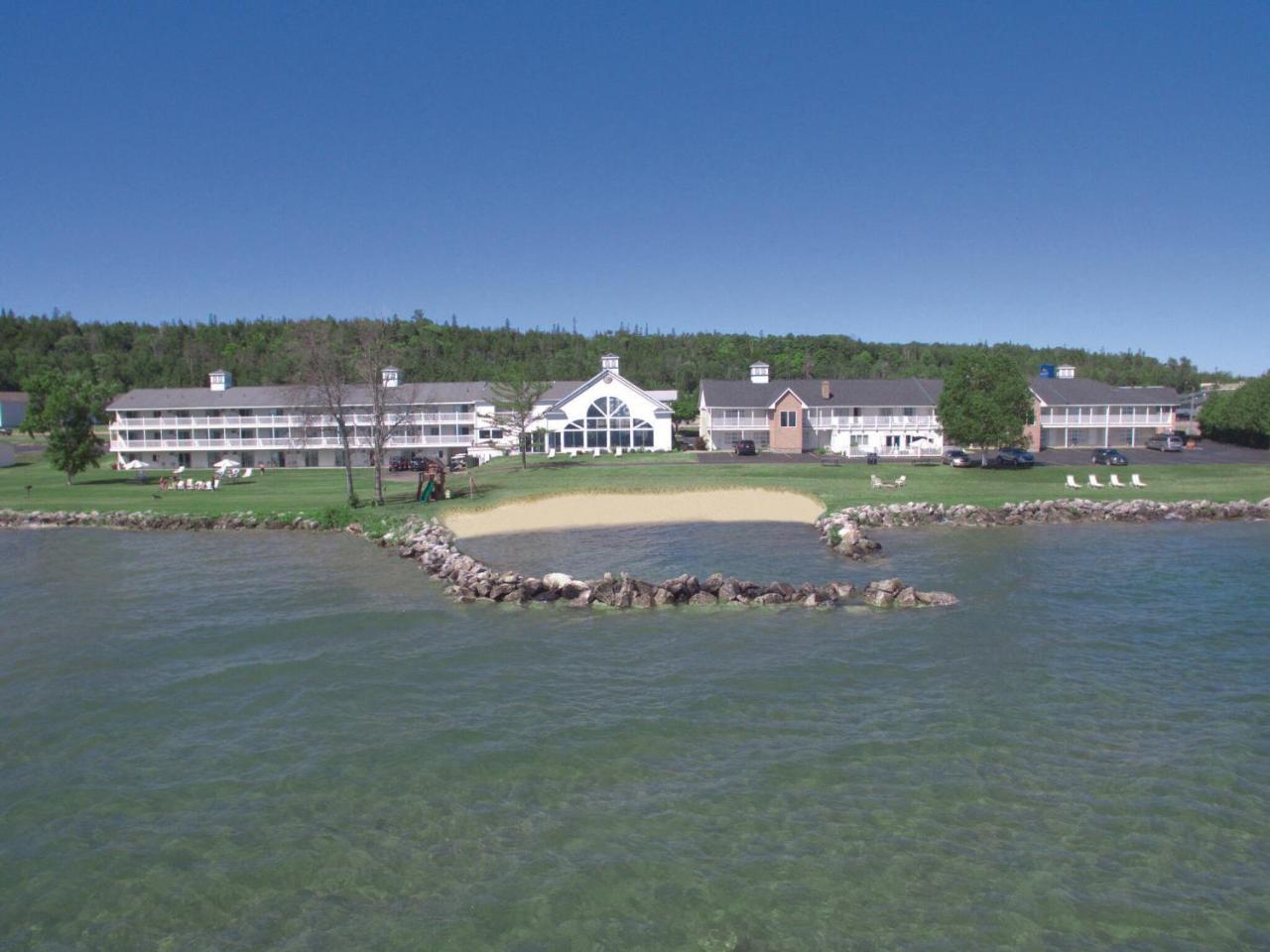Baymont By Wyndham St. Ignace Lakefront Exterior photo